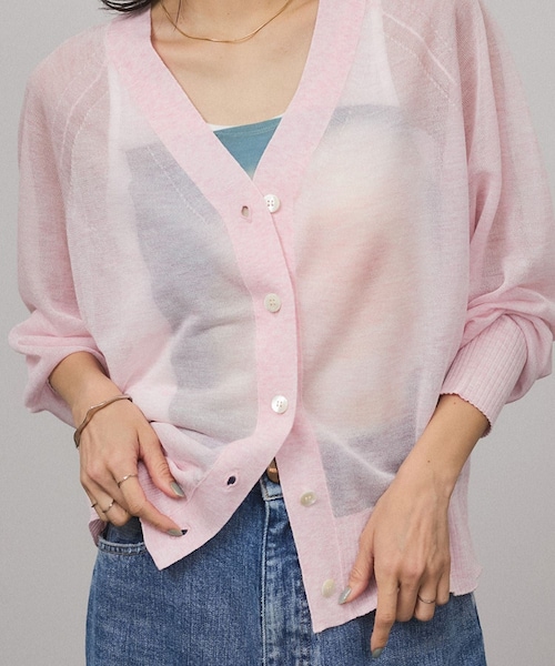 ADAM ET ROPE'（アダムエロペ）の「ブライトラメVネックシアーカーディガン［一部WEB限定カラー・手洗い可能］（カーディガン/ボレロ・レディース・ブラック/グレー/ピンク/ゴールド/シルバー/ライトグレー・F）」の5枚目の写真