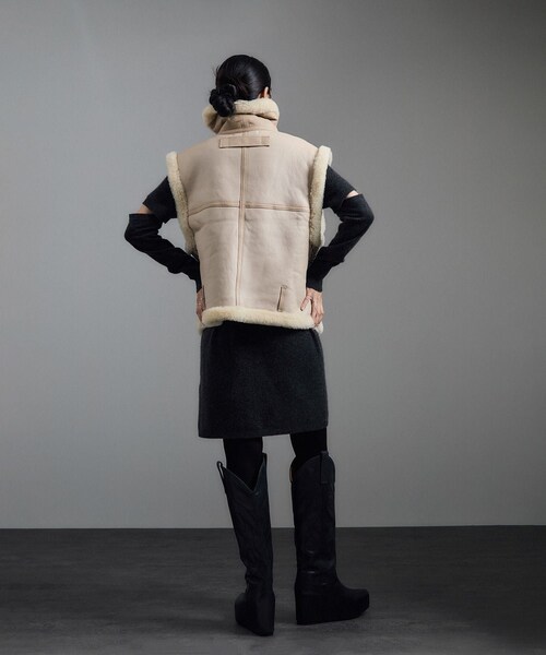 ADAM ET ROPE'（アダムエロペ）の「【TANAKA（タナカ）】SHEARLING VEST（ムートンコート・レディース・オフホワイト/ダークブラウン・S）」の11枚目の写真