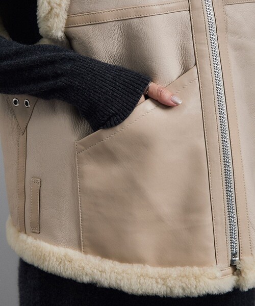 ADAM ET ROPE'（アダムエロペ）の「【TANAKA（タナカ）】SHEARLING VEST（ムートンコート・レディース・オフホワイト/ダークブラウン・S）」の22枚目の写真
