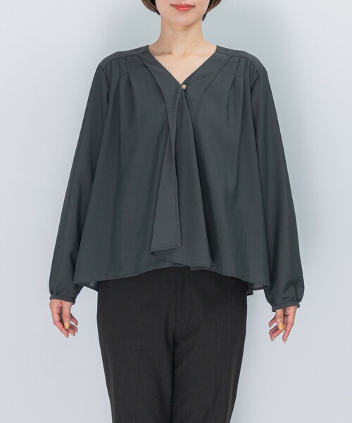 URBAN RESEARCH ROSSO（アーバンリサーチロッソ）の「ウォッシャブルVネックフレアブラウス（シャツ/ブラウス・レディース・OFF WHITE/CHARCOAL・FREE）」の19枚目の写真