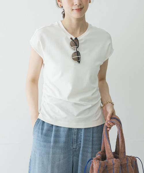 URBAN RESEARCH(アーバンリサーチ)の「サイドギャザーカットソー(Tシャツ/カットソー・レディース・OFF WHITE/BLACK/BROWN・Free)」の1枚目の写真