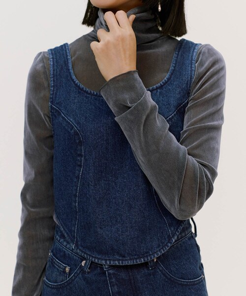 ADAM ET ROPE'（アダムエロペ）の「nagisax7xAER　CROPPED　DENIM　TOP（ベスト・レディース・ブルー系・F）」の3枚目の写真
