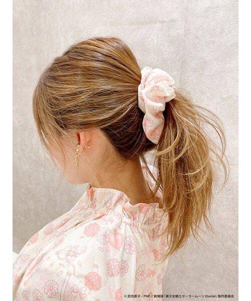 dazzlin（ダズリン）の「【セーラームーンエターナル】フラワーランダムシュシュ（シュシュ・レディース・ベージュ/オフホワイト/ブラック・F）」の4枚目の写真