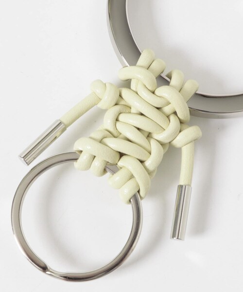 URBAN RESEARCH（アーバンリサーチ）の「ITTI　CRISTY KNOTMAN RING（キーホルダー・レディース・BLACK/IVORY・-）」の5枚目の写真