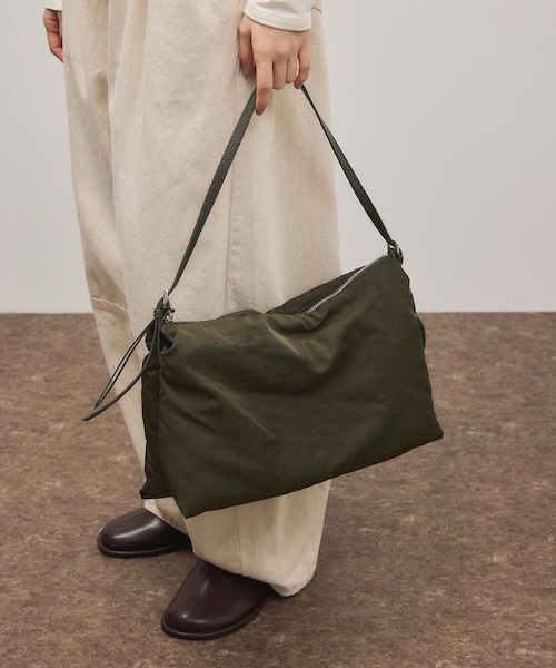 ADAM ET ROPE'（アダムエロペ）の「ダブルポケットパテッドショルダー（ショルダーバッグ・レディース・ブラック/カーキ・F）」の6枚目の写真