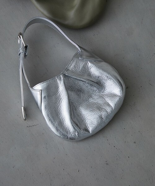 URBAN RESEARCH（アーバンリサーチ）の「NOMADIS　LEE（ハンドバッグ・レディース・SILVER・-）」の2枚目の写真