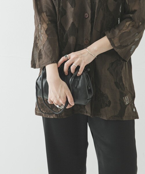 URBAN RESEARCH（アーバンリサーチ）の「レザーショルダーバッグ（ショルダーバッグ・レディース・BLACK/BROWN/SILVER・-）」の5枚目の写真