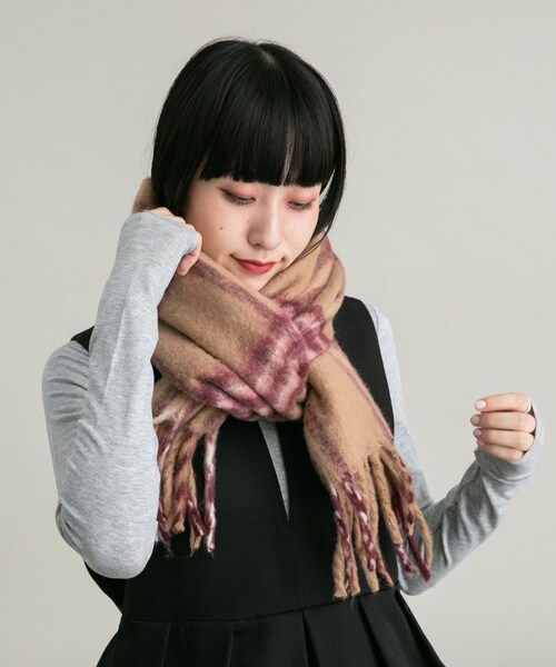 KBF（ケイビーエフ）の「BIGフリンジチェックストール（マフラー・レディース・GRAY×MTD/CAMEL×RED/IVORY×BRN・one）」の3枚目の写真