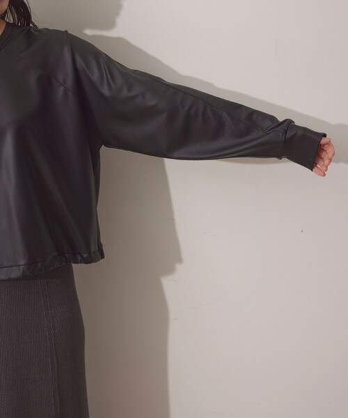 NERGY（ナージー）の「【イージーケア】Synthetic Leather クロップド丈プルオーバー（その他トップス・レディース・ブラック・F）」の19枚目の写真