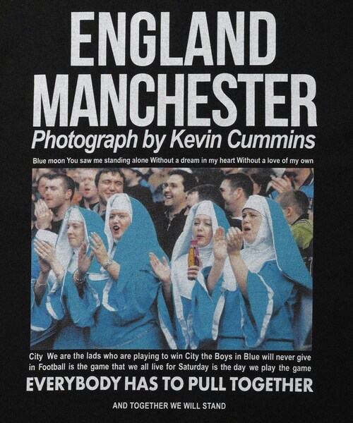 ADAM ET ROPE'(アダムエロペ)の「【THE CULTURE CODE × Kevin Cummins for WILD LIFE TAILOR】T-SHIRT MANCHESTER CITY - SISTERS(Tシャツ/カットソー・メンズ・ブラック/ホワイト・L/M/XL)」の21枚目の写真