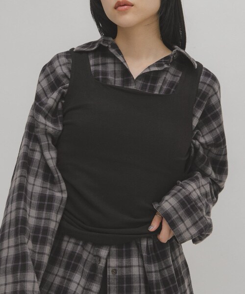 KBF（ケイビーエフ）の「ピーチスキン2WAYタンクトップ（タンクトップ・レディース・OFF/CHARCOAL/BLACK・One）」の2枚目の写真