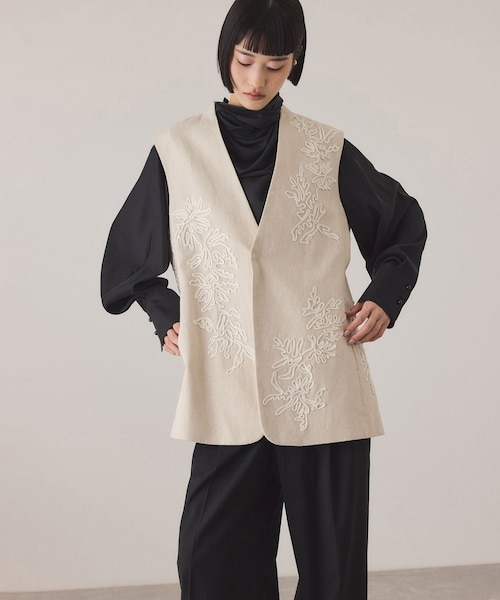 ADAM ET ROPE'（アダムエロペ）の「エンブロイダリージレ（ベスト・レディース・ブラック/キナリ・F）」の12枚目の写真