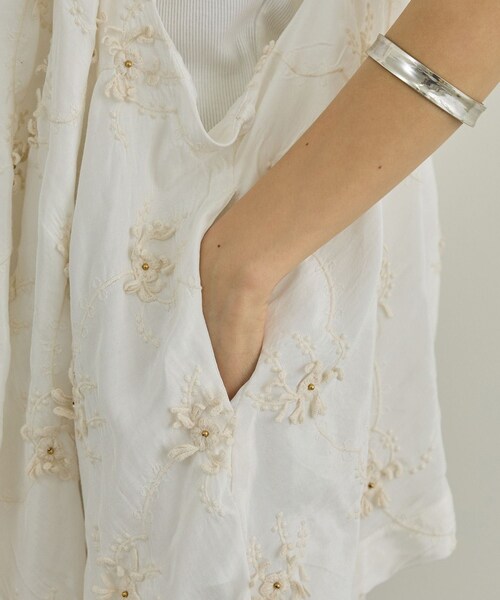 ADAM ET ROPE'(アダムエロペ)の「【WEB先行販売】【crinkle crinkle crinkle】別注レーヨンシャンタン 3D刺繍キャミソール(キャミソール・レディース・ブラック/ホワイト・F)」の22枚目の写真