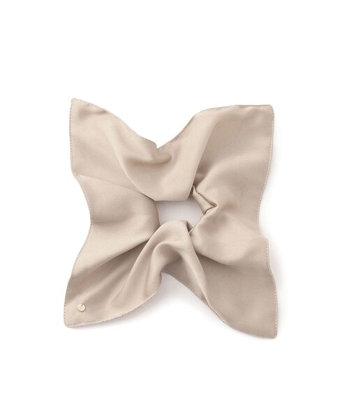 ROPE' PICNIC(ロペピクニック)の「チャーム付きサテンボリュームスクエアシュシュ(ヘアゴム・レディース・ブラック/キャメル系/ベージュ・F)」の5枚目の写真