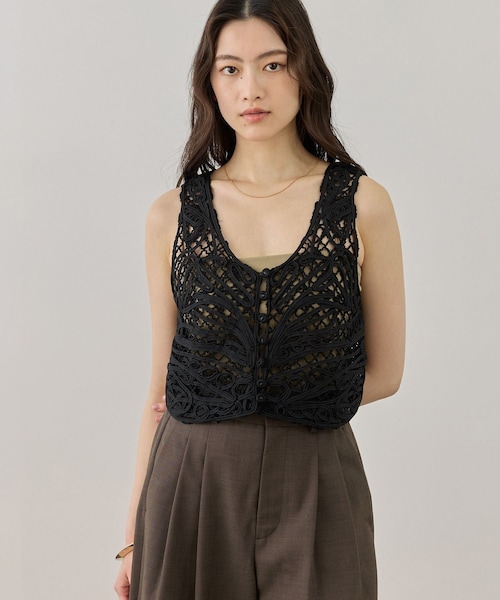 ADAM ET ROPE'（アダムエロペ）の「コードレースタンクジレ（ベスト・レディース・ブラック/キナリ・F）」の4枚目の写真