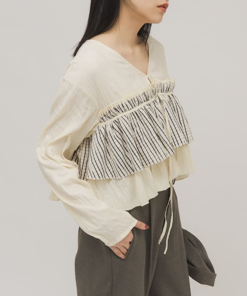 KBF（ケイビーエフ）の「フリルレイヤードブラウス（シャツ/ブラウス・レディース・IVORY/NAVY×IVO/BLACK・One）」の7枚目の写真