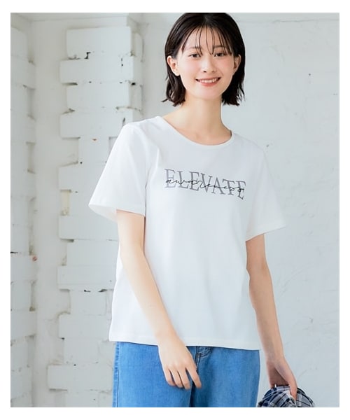 nissen（ニッセン）の「【綿１００％】プリントTシャツ（接触冷感・UVカット）（選べる柄）＜大きいサイズ有＞（Tシャツ/カットソー・レディース・クールロゴ:オフホワイト/クールロゴ:黒/カーブデザインロゴ:チャコールグレー/カーブデザインロゴ:アイス杢/ブロックデザインロゴ:アイス杢/ブロックデザインロゴ:ネイビー/ハチドリ:グレージュ/看板ネコ:モーブピンク/看板ネコ:グレージュ/リラックスネコ:スモーキーブルー/5匹のハリネズミ:ピスタチオ/カラフルフラワーロゴ:黒/ハンギングフラワー:ラベンダー/雑貨フラワー:ミントブルー/大人ロゴ:オフホワイト/レタリングロゴ:チャコールグレー/フレンチロゴ:グレージュ/ほのぼのネコ:ミント/ワンポイントネコ:ブルー/草花:ピンクベージュ/大人ロゴ:黒/筆記ロゴ:黒/雑貨:ダークミント/パイナップル:チャコールグレー/ラビット:ダークピンク/黒ネコ:ソフトブルー/日々ネコ:オートミール・S/M/L/LL/3L/4L/5L/6L/8L/10L）」の5枚目の写真