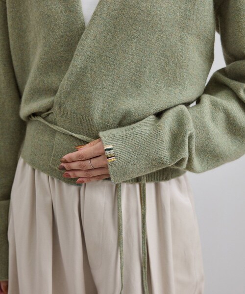 ADAM ET ROPE'（アダムエロペ）の「【extreme cashmere（エクストリーム・カシミア）】ella ニットカーディガン（カーディガン/ボレロ・レディース・グリーン系/カーキ系・F）」の20枚目の写真