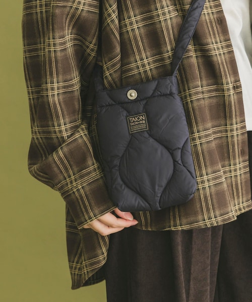 ITEMS URBANRESEARCH(アイテムズ アーバンリサーチ)の「TAION Cross Body Down Bag -S(ショルダーバッグ・メンズ・BLK/G.BEIGE/D.OLIVE/D.NAVY/PAINT CAMO・-)」の4枚目の写真