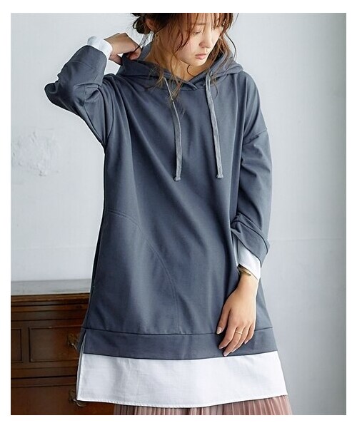 nissen（ニッセン）の「フェイクレイヤードカットソーチュニック（選べるデザイン・体型カバーも◎）＜大きいサイズ有＞（チュニック・レディース・ネイビー系(衿刺しゅう)/チャコール杢系(衿刺しゅう)/黒系(裾刺しゅう)/ネイビー系(裾刺しゅう)/スモーキーカーキ(パーカー)/スモーキーグレー(パーカー)/モカ系(裾シャツ)/ネイビー系(裾シャツ)/杢グレー系(ストライプ)/ネイビー系(ストライプ)/ダークモカ(パーカー)/ネイビー系(プリーツ)/グレージュ系(プリーツ)/黒×オフホワイトボーダー(レース)/ベージュ系(ベスト)/モカ系(衿レース)/チャコール系(配色切替)/チャコールグレー系(衿レース)/ブルー系(ジャガードベスト)/黒系(テレコベスト)/黒系ストライプ(ベスト)/ベスト(黒系ストライプ)/スキッパー(チャコールグレー系)/Aラインベスト(ベージュ系)/衿元ステッチ刺しゅう(ネイビー系)/衿レース(モカ系)/衿レース(チャコールグレー系)/テレコベスト(グレージュ系)/サイドプリーツ(黒系)/肩ボタン(黒系ストライプ)/テレコベスト(ライトグレー系)/袖刺しゅう(ネイビー系)・S/M/L/LL/3L/4L/5L/6L/8L/10L）」の20枚目の写真