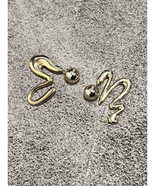 EMODA（エモダ）の「アシンメトリーEMニュアンスピアス（ピアス（両耳用）・レディース・シルバー/ゴールド・F）」の3枚目の写真