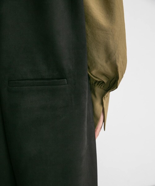 KBF（ケイビーエフ）の「ショルダータックスエードサロペット（サロペット/オーバーオール・レディース・BEIGE/BLACK・36/38）」の4枚目の写真