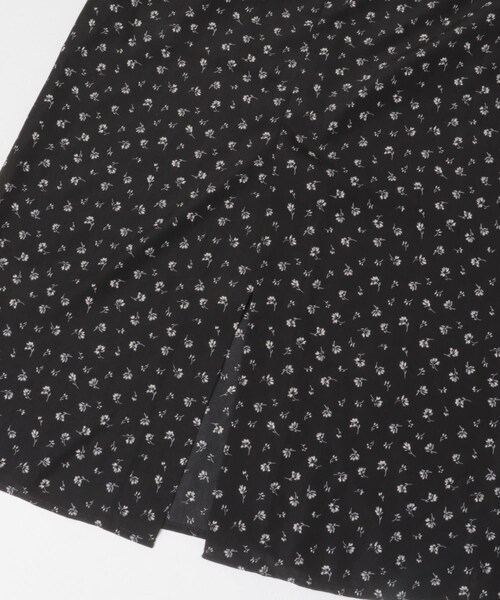 URBAN RESEARCH ROSSO（アーバンリサーチロッソ）の「『WEB限定』Vネックストレートフラワープリントワンピース（ワンピース・レディース・BLACK/BROWN・Free）」の7枚目の写真