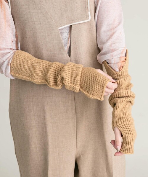 KBF（ケイビーエフ）の「スリットリブアームウォーマー（ベルト・レディース・BEIGE/CHARCOAL/CAMEL・one）」の13枚目の写真