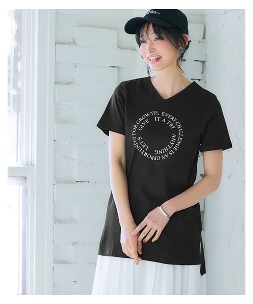 nissen（ニッセン）の「【ひんやりコットン】プリントVネックチュニックTシャツ（綿１００％・接触冷感・UVカット）（選べる柄）＜大きいサイズ有＞（チュニック・レディース・[終売]カジュアルロゴ:グレージュ/[終売]カジュアルロゴ:アイス杢/[終売]タテロゴ:黒/タテロゴ:オフホワイト/カレッジロゴ:オフホワイト/[終売]カレッジロゴ:グレージュ/[終売]ソファネコ:スモーキーブルー/[終売]かくれんぼネコ:ネイビー/[終売]かくれんぼネコ:アイス杢/タワー:ミント/カットフラワー:ラベンダー/[終売]マリンロゴ:ブルーグリーン/[終売]アメカジロゴ:チャコールグレー/[終売]フライングバード:モーブグリーン/大人ロゴ:オフホワイト/ポップネコ:ブルーグリーン/カーブロゴ:黒/ソフトロゴ:チャコールグレー/ボタニカル:ミント/ハートロゴ:ピンクベージュ/衿花:ダークブルー/ブックネコ:オートミール/フレンチロゴ:ベージュ/筆記ロゴ:オフホワイト/パンダ:チャコールグレー/伸びネコ:ネイビー/花:ダークピンク/シティ:ソフトブルー・S/M/L/LL/3L/4L/5L/6L）」の6枚目の写真