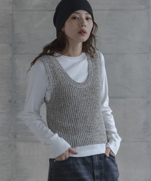 URBAN RESEARCH Sonny Label（アーバンリサーチサニーレーベル）の「メランジテープヤーンUネックニットベスト（ベスト・レディース・グレー系/ベージュ系・Free）」の4枚目の写真