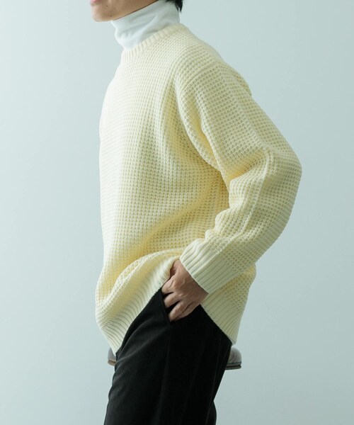 ITEMS URBANRESEARCH(アイテムズ アーバンリサーチ)の「ワッフル編み クルーネックニット(ニット/セーター・メンズ・OLV/OFF/BLK/CHA/MOC・S/M/L)」の9枚目の写真