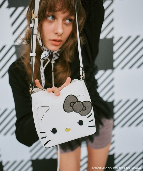 VIS（ビス）の「【HELLO KITTY×VIS】ダブルフェイスハートカットミニショルダーバッグ（ショルダーバッグ・レディース・ブラック/オフホワイト・F）」の3枚目の写真