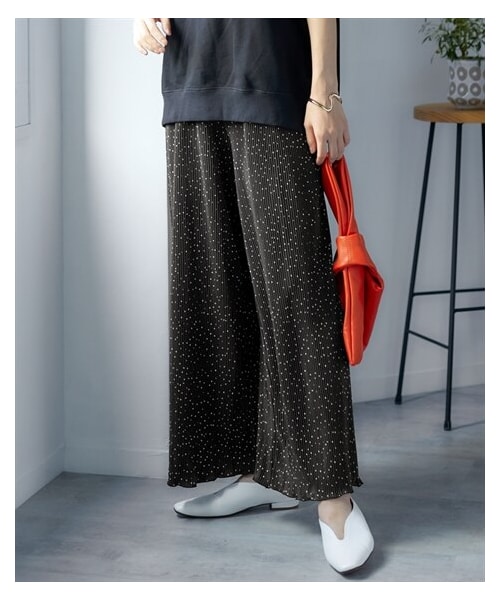 nissen（ニッセン）の「大きいサイズ  ９分丈ゆるストレートプリーツパンツ（ゆったりヒップ）（パンツ・レディース・黒系ドット柄/ネイビー系マルチ柄/スモーキーピンク/黒・L/LL/3L/4L/5L/6L/8L/10L）」の6枚目の写真
