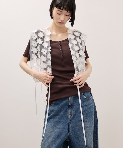 ADAM ET ROPE'(アダムエロペ)の「フラワーチュール2WAYトップス(シャツ/ブラウス・レディース・ブラック/ホワイト・F)」の1枚目の写真