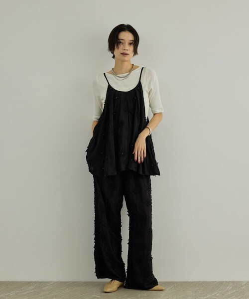 ADAM ET ROPE'(アダムエロペ)の「【WEB先行販売】【crinkle crinkle crinkle】別注レーヨンシャンタン 3D刺繍キャミソール(キャミソール・レディース・ブラック/ホワイト・F)」の4枚目の写真