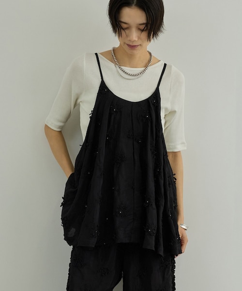 ADAM ET ROPE'(アダムエロペ)の「【WEB先行販売】【crinkle crinkle crinkle】別注レーヨンシャンタン 3D刺繍キャミソール(キャミソール・レディース・ブラック/ホワイト・F)」の2枚目の写真