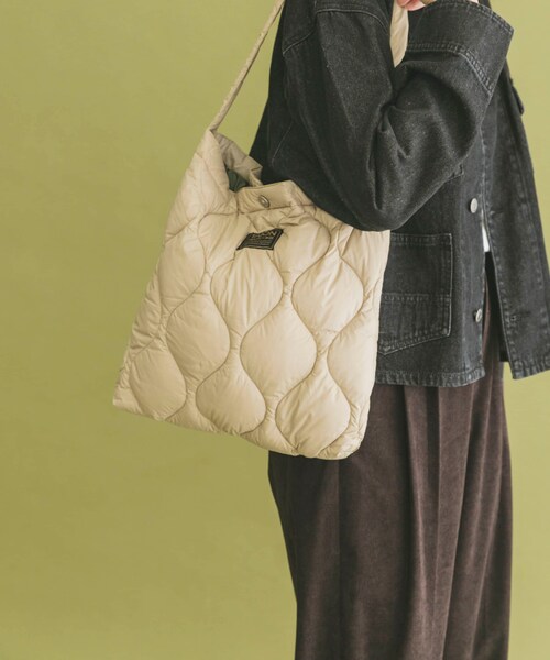 ITEMS URBANRESEARCH(アイテムズ アーバンリサーチ)の「TAION Cross Body Down Bag -M(ショルダーバッグ・メンズ・BLK/G.BEIGE/D.OLIVE/D.NAVY/PAINT CAMO・-)」の16枚目の写真