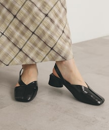 アシンメトリーストラップパンプス