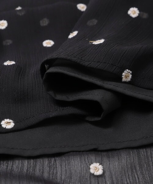 URBAN RESEARCH ROSSO（アーバンリサーチロッソ）の「『WEB限定』フラワー刺繍ピンタックフリルワンピース（ワンピース・レディース・BLACK・Free）」の15枚目の写真