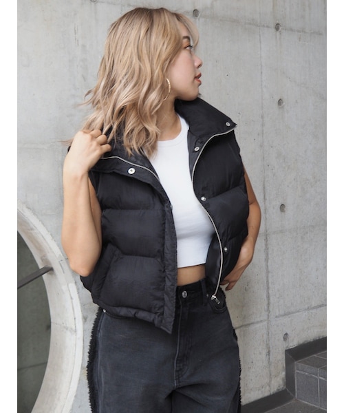 EVRIS（エヴリス）の「ボリュームショートベスト（ダウンベスト・レディース・ブラック/シルバー/ホワイト・F）」の2枚目の写真