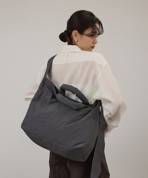 ADAM ET ROPE'（アダムエロペ）の「【WEB限定】ペアレンツトートバッグ［ユニセックスで使える・軽量・A4］2（トートバッグ・レディース・ブラック/チャコール/ベージュ系・F）」の2枚目の写真