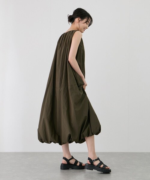 Jayro（ジャイロ）の「ノースリーブバルーンワンピース（ワンピース・レディース・ブラック/ベージュ/カーキ・F）」の20枚目の写真