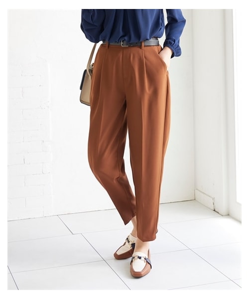 nissen（ニッセン）の「＜大きいサイズ＞のびるとろみタックスリムテーパードパンツ（ゆったりヒップ）（選べる２レングス）（パンツ・レディース・スモークイエロー/ディープグリーン/アイスグレー/バイオレットパープル/黒/マロンブラウン/ディープブルー/ラベンダー/サンセットレッド/マスタードイエロー・L/LL/3L/4L/5L/6L/8L/10L）」の18枚目の写真