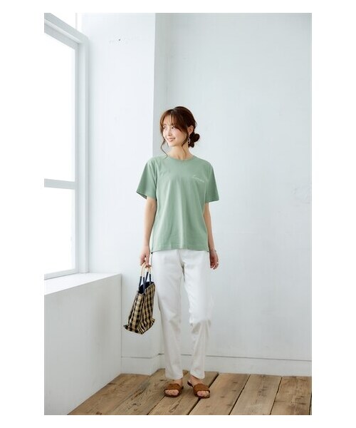 nissen（ニッセン）の「【接触冷感・UVカット】綿１００％ワンポイントTシャツ（Tシャツ/カットソー・レディース・チャコール/アイス杢/ベージュ/オフホワイト/ミント/チャコールグレー(胸筆記ロゴ)/ベージュ(胸筆記ロゴ)/モカ(胸筆記ロゴ)/オフホワイト(中心筆記ロゴ)/ベージュ(中心フレンチロゴ)/チャコールグレー(胸大人ロゴ)・S/M/L/LL/3L/4L/5L/6L/8L/10L）」の11枚目の写真