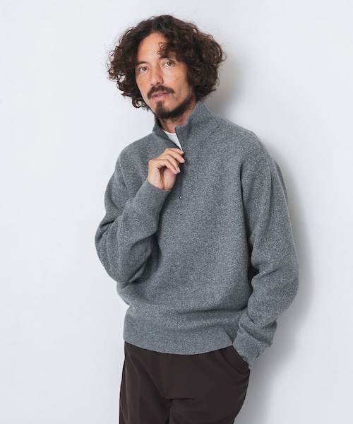 URBAN RESEARCH Sonny Label（アーバンリサーチサニーレーベル）の「OOPS　バックBIGロゴニット（ニット/セーター・メンズ・GRAY/BLACK/GREIGE・M/L/XL）」の2枚目の写真