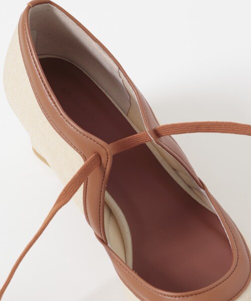 RODE SKO（ロデスコ）の「『MADE IN JAPAN』 AJUGAチャンキーヒールリボンパンプス（パンプス・レディース・BLKxBLK/OFFxCAMEL・36/37/38/39）」の5枚目の写真