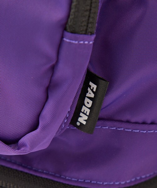 ADAM ET ROPE'(アダムエロペ)の「《別注》【FADEN/ファーデン】 High Spec Kinchaku Bag 008 Lou(ショルダーバッグ・メンズ・オリーブ/パープル・F)」の9枚目の写真