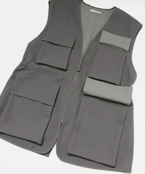 LAATO（ラート）の「PIPING POCKET VEST（ベスト・レディース・クリーム/アスファルト・Free）」の7枚目の写真