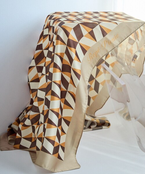 ROPE' PICNIC(ロペピクニック)の「幾何学柄スカーフ 90cm(バンダナ/スカーフ・レディース・ベージュ系/ブルー系・F)」の2枚目の写真