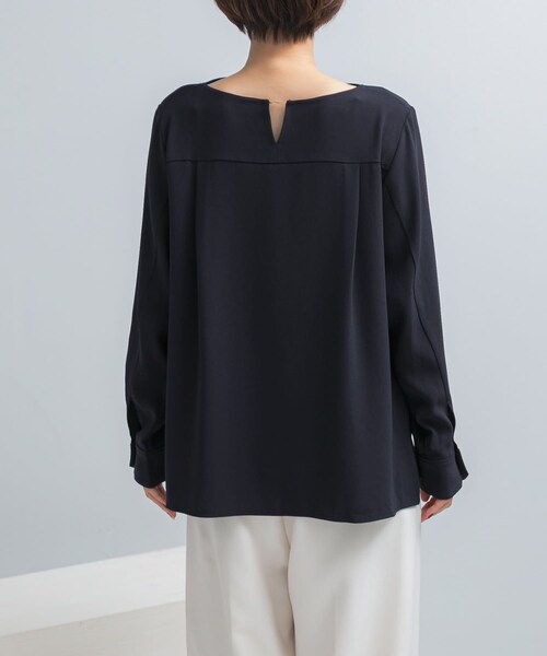 URBAN RESEARCH ROSSO（アーバンリサーチロッソ）の「トリアセテート混ドレープネックブラウス（シャツ/ブラウス・レディース・L/BEIGE/NAVY・Free）」の4枚目の写真